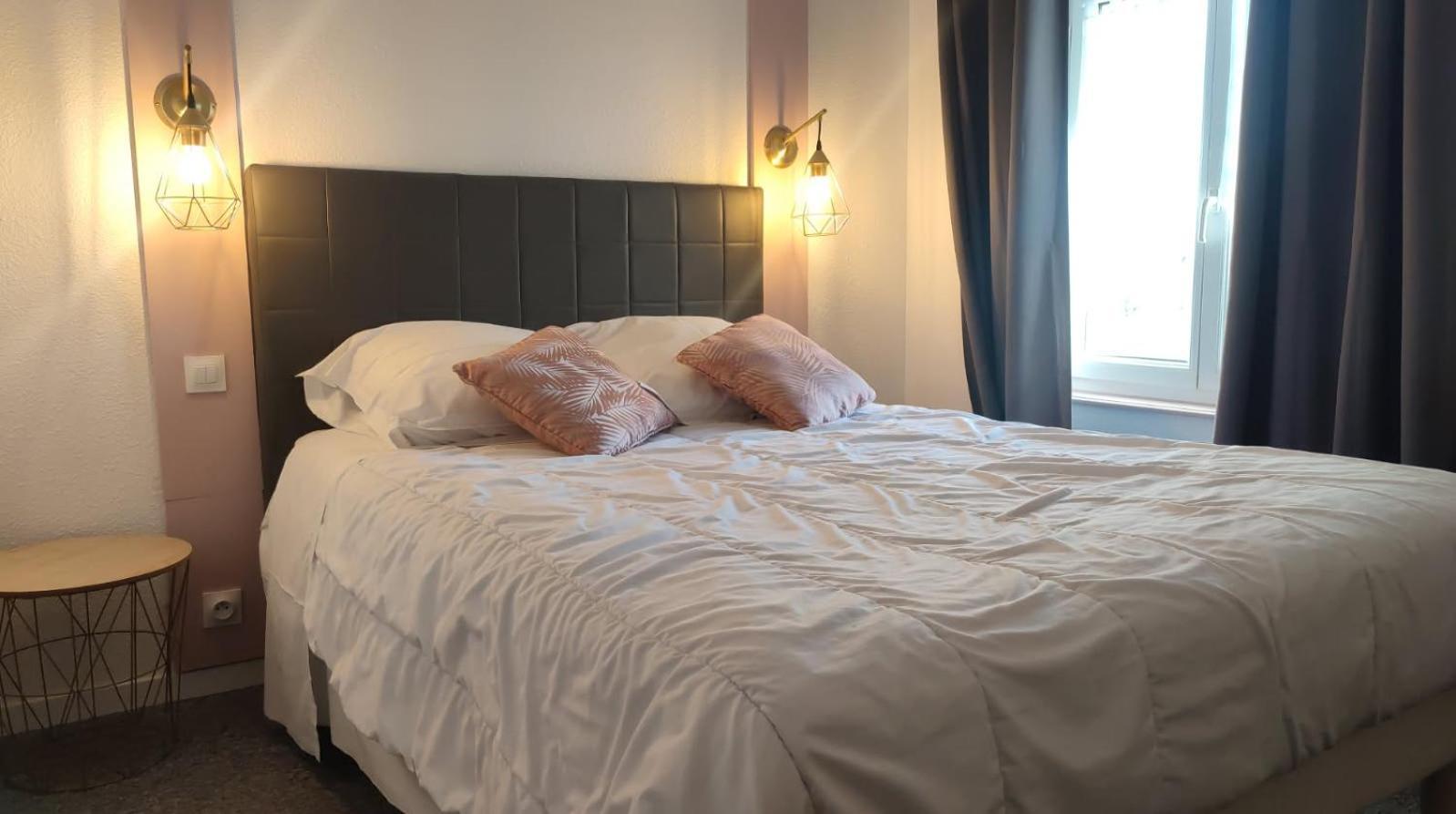 Les Deux Porches Verrieres (Charente)