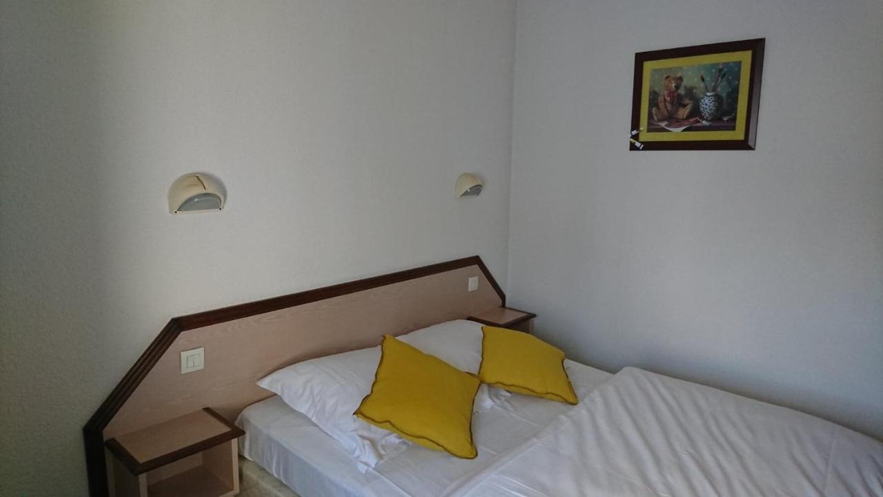 Les Deux Porches 2* Verrieres (Charente)